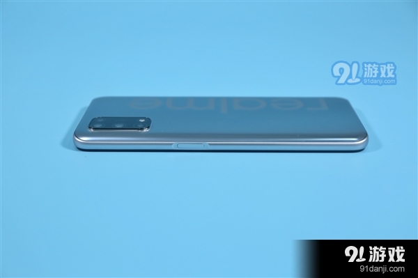 背面大LOGO亮眼 Realme V5银翼少年开箱图赏