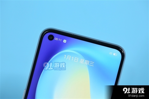 背面大LOGO亮眼 Realme V5银翼少年开箱图赏