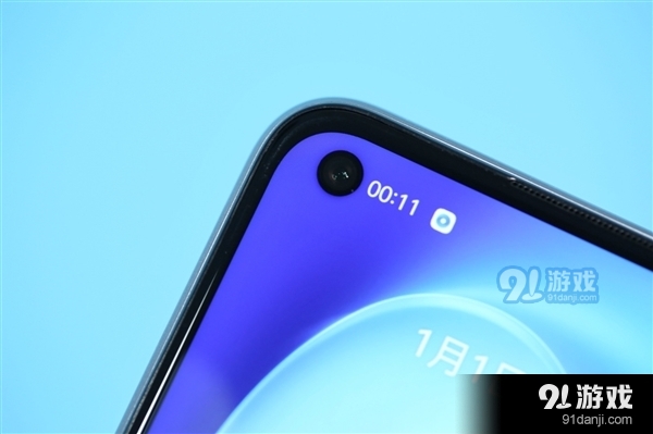 背面大LOGO亮眼 Realme V5银翼少年开箱图赏