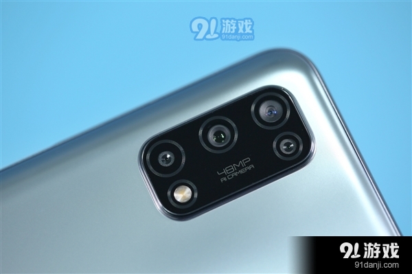 背面大LOGO亮眼 Realme V5银翼少年开箱图赏